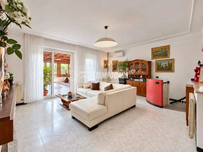 Casa con 5 locali in vendita in Rozzano