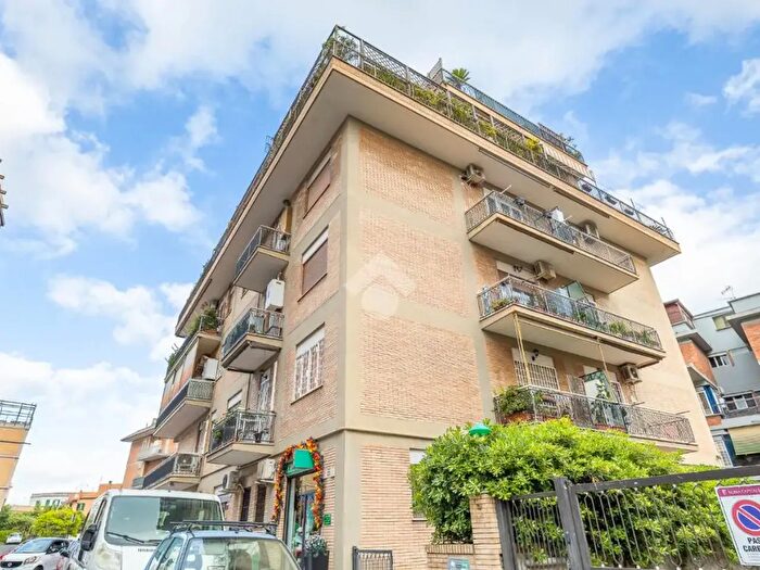 Appartamento trilocale in vendita in Via Vincenzo Vela, Roma