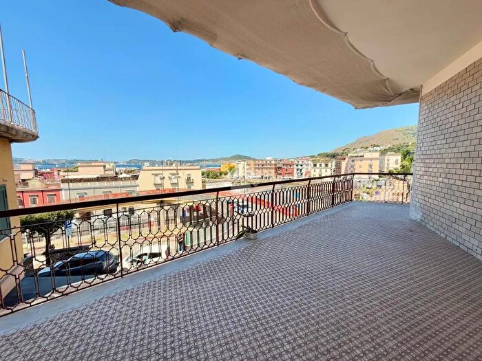 Appartamento con 5 locali in affitto in Via S Rocco, Pozzuoli