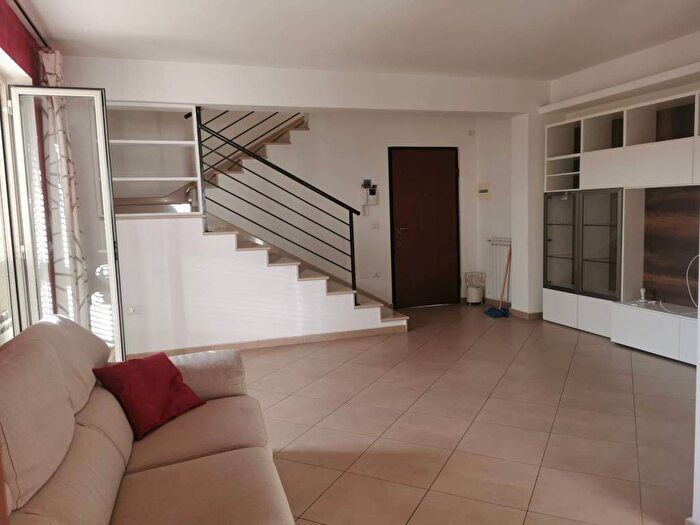 Appartamento trilocale in affitto in Via Francesco Gianfrotta, San Prisco