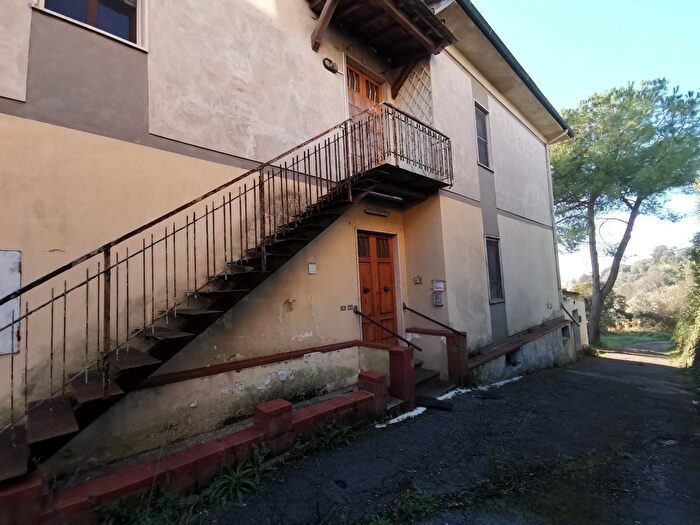 Casa con 8 locali in vendita in Fucecchio