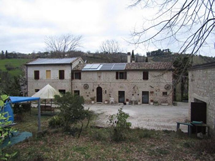 Casa con 6 locali in vendita in Monte Roberto