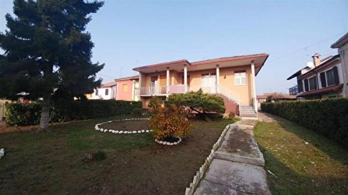 Casa con 6 locali in vendita in Sale