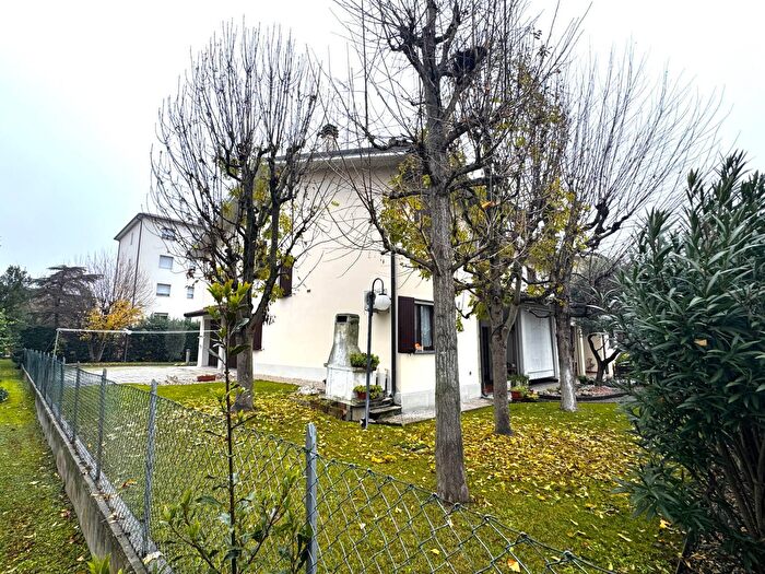 Casa con 8 locali in vendita in San Felice Sul Panaro