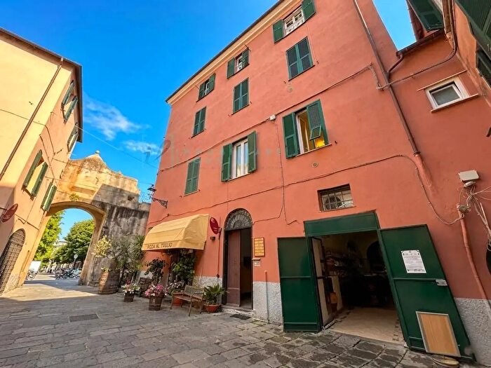 Appartamento trilocale in vendita in Via Torlaro, Albenga