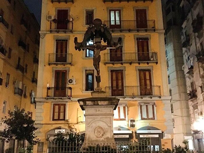 Appartamento trilocale in affitto in Via Loggia di Genova, Borgo Orefici, Napoli