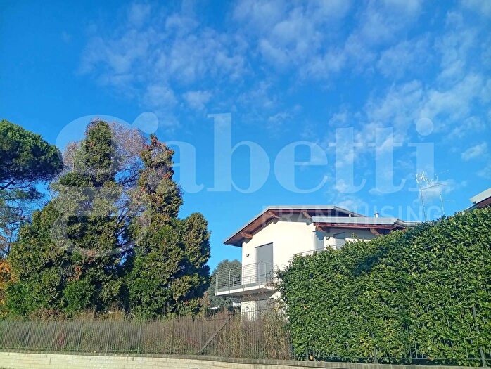 Casa quadrilocale in vendita in Salita Antica Pieve Snc, Appiano Gentile