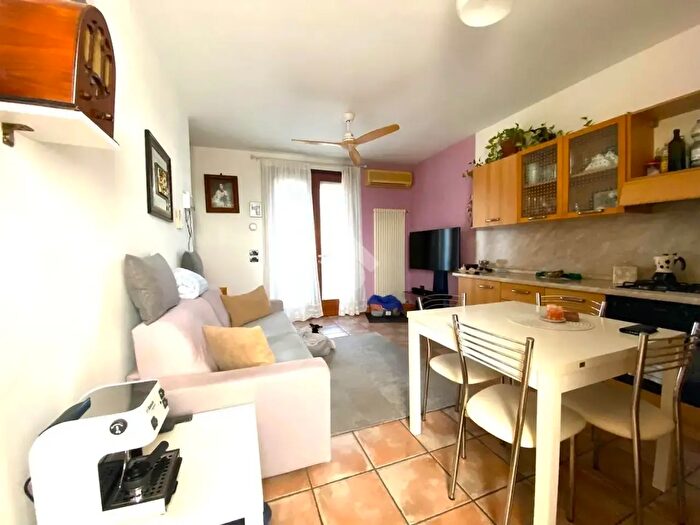 Appartamento bilocale in vendita in Via Don Sante Brusa, Volpago Del Montello