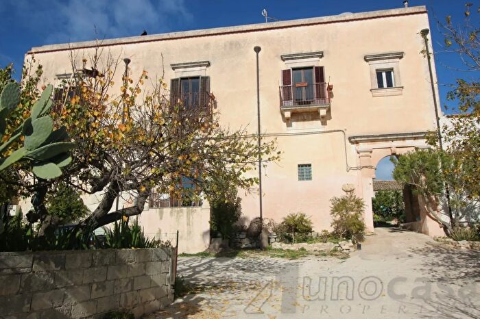 Casa con 7 locali in vendita in Modica