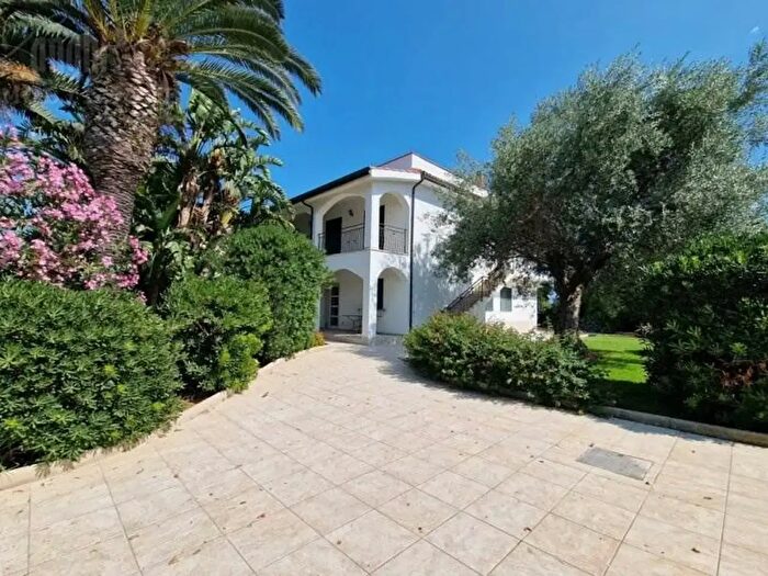 Casa con 14 locali in vendita in Via delle Fornaci, Siracusa