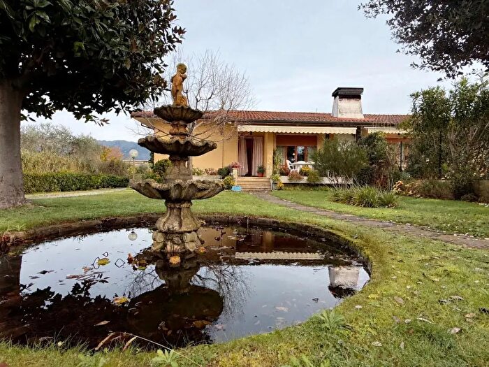 Casa con 9 locali in vendita in Elle Giunchiglie, Camaiore