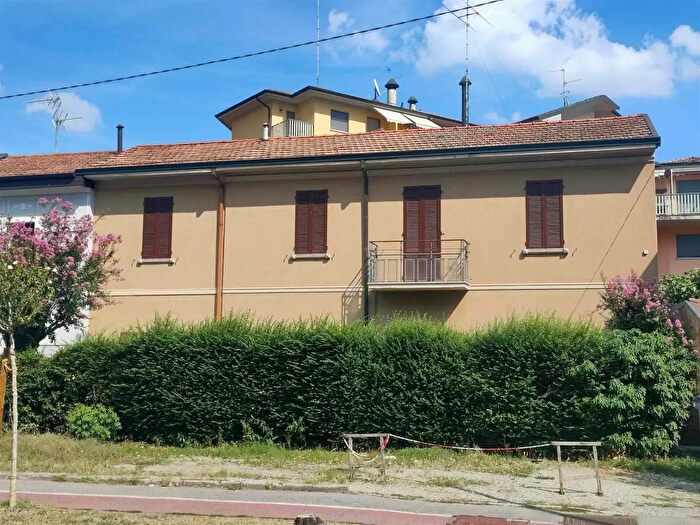 Casa con 6 locali in vendita in Via San Colombano, Lodi