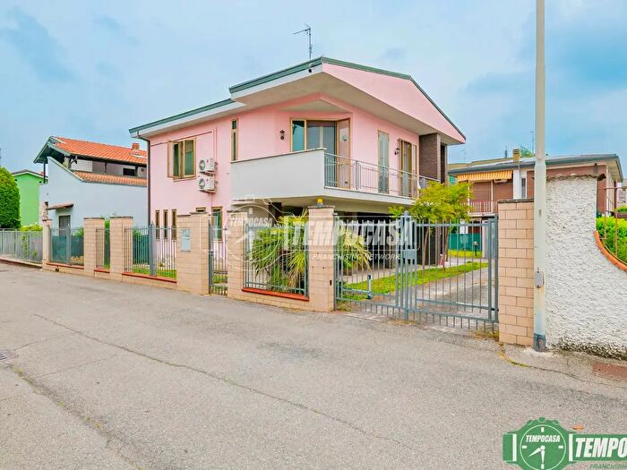 Casa trilocale in vendita in Via Bassiano Martani, Lodi