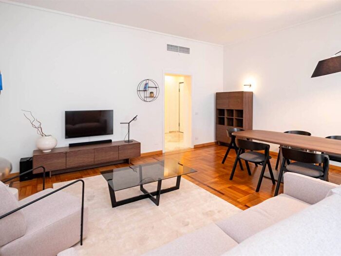 Appartamento trilocale in affitto in Via San Senatore, Missori, Milano