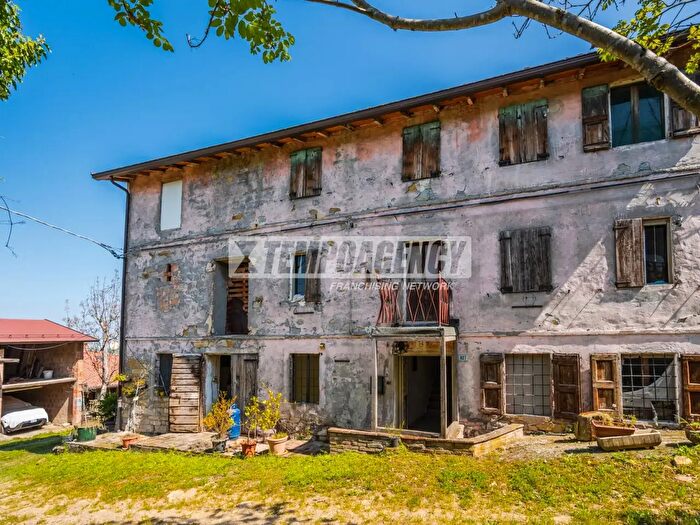 Appartamento con 5 locali in vendita in Via VaranaCasa Bartolacelli, Serramazzoni
