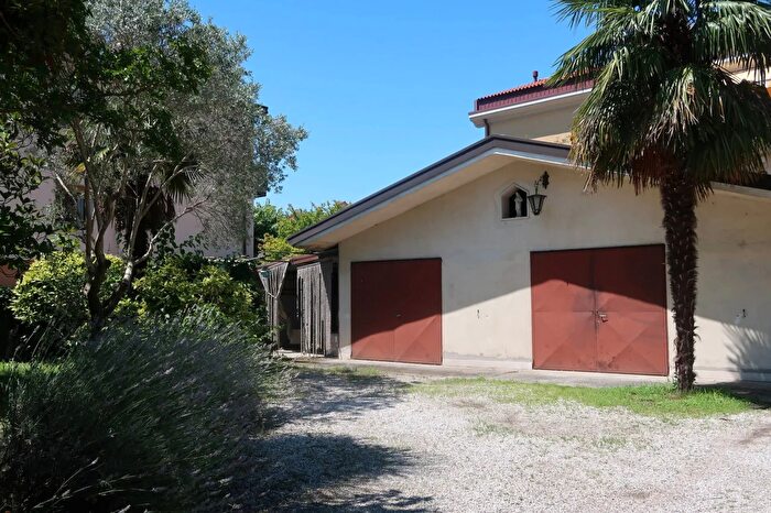 Casa con 6 locali in vendita in Via Asseggiano, Venezia