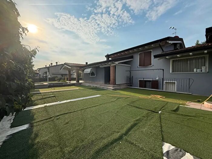 Casa quadrilocale in vendita in Via Ca dalla Chiesa, Trenzano