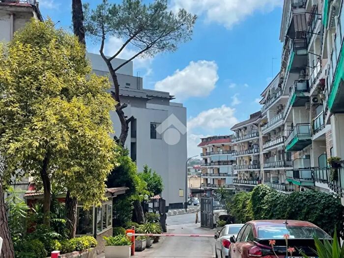 Appartamento trilocale in vendita in Via Ponti Rossi, Napoli