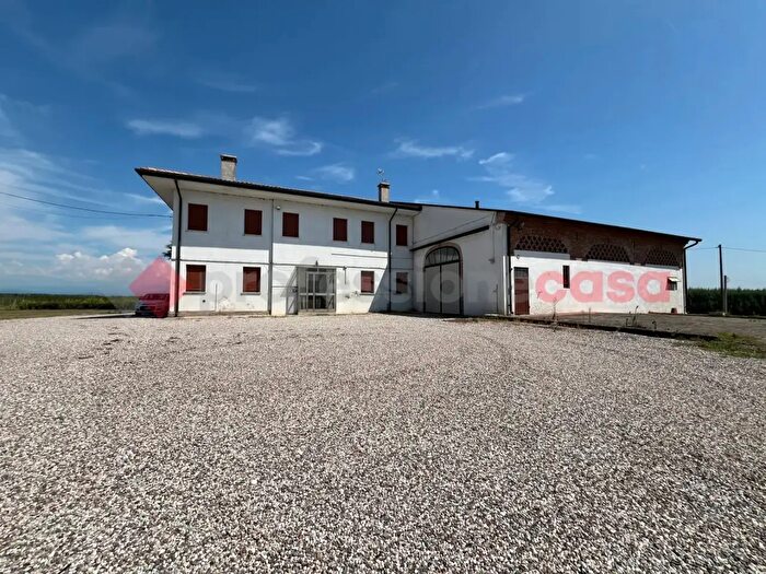 Casa con 10 locali in vendita in Via Capitello, Isola Rizza