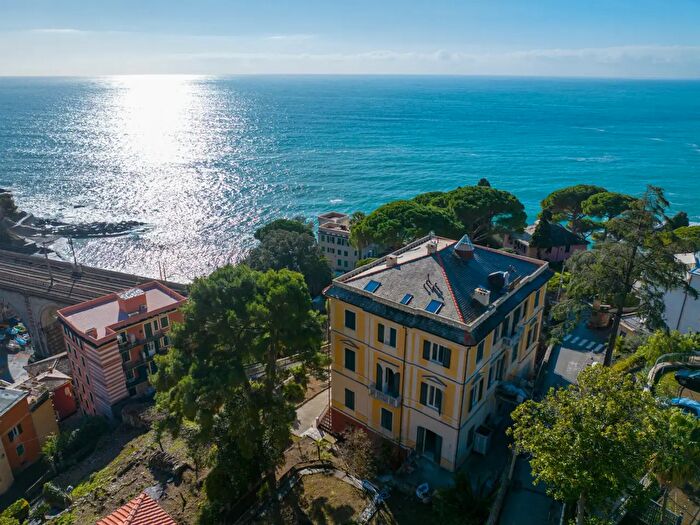 Appartamento con 7 locali in vendita in Duchessa Luisa Canevaro, Zoagli