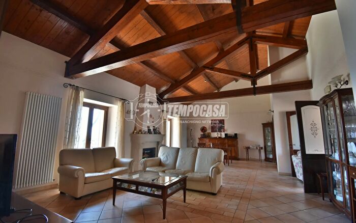 Appartamento con 5 locali in vendita in Vicolo San Pietro, Tolentino