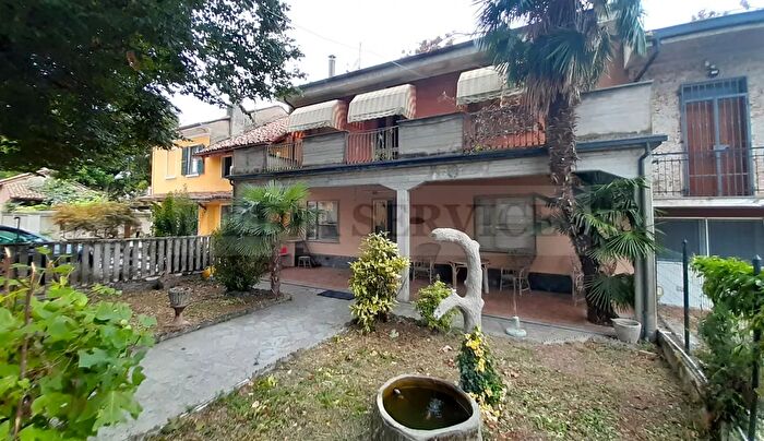 Casa con 6 locali in vendita in Via Roma N°, Sannazzaro De Burgondi
