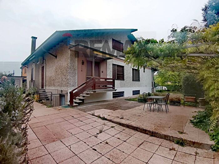 Casa con 6 locali in affitto in STRADA PRIVATA CREMONESI, Vignale, Novara