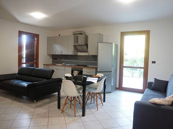 Appartamento trilocale in affitto in Via Giacomo Puccini, Centro, Quarto d'Altino