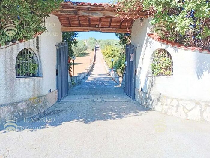 Casa con 6 locali in vendita in Palombara Sabina