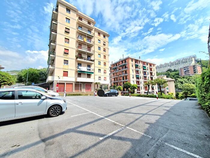 Appartamento quadrilocale in vendita in Via della Torrazza, Genova