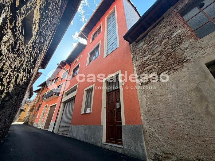 Casa con 8 locali in vendita in Via per Foresto, Borgosesia
