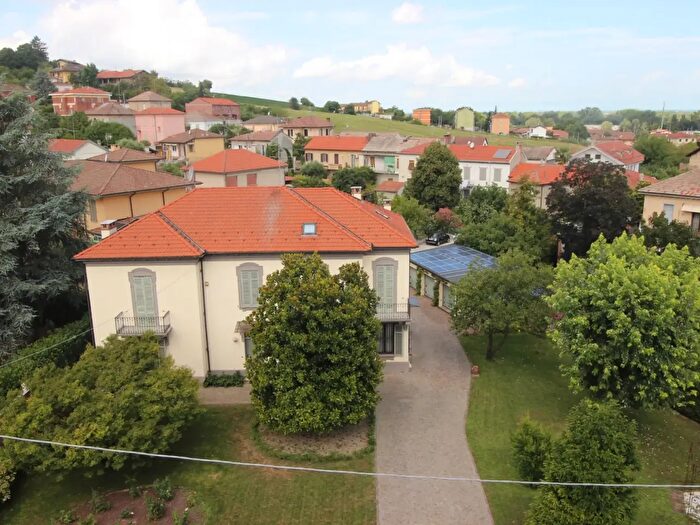 Casa con 8 locali in vendita in Via Salita Sant'Anna, Casale Monferrato