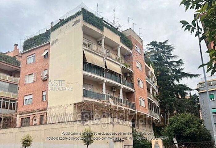 Appartamento quadrilocale in vendita in Via Ugo De Carolis, Roma