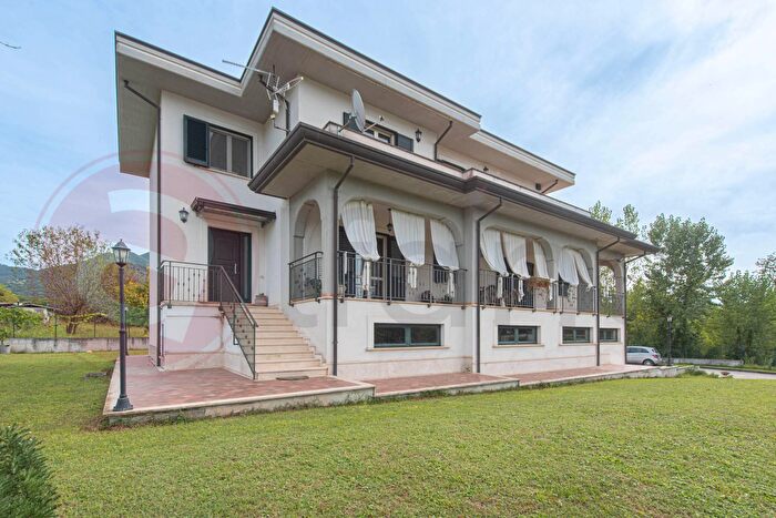 Casa con 8 locali in vendita in Via San Lorenzo Snc, Cassino