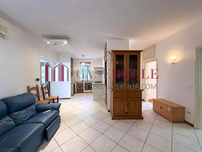 Appartamento con 6 locali in vendita in Camaiore