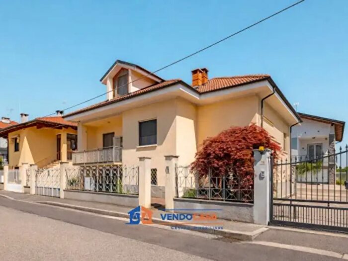 Casa con 6 locali in vendita in Via Francesco Petrarca, Pinerolo