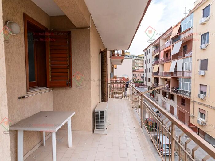 Appartamento con 5 locali in affitto in Siracusa
