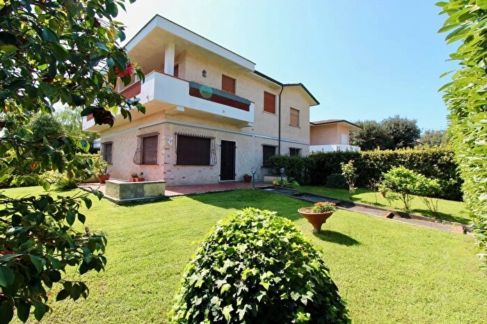 Appartamento con 8 locali in vendita in Via Vittorio Veneto Snc, Pietrasanta