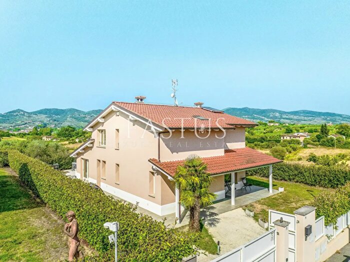 Casa con 10 locali in vendita in Via Baronti, Lamporecchio