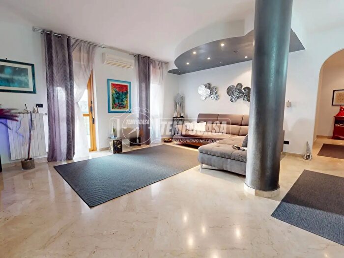 Appartamento quadrilocale in vendita in Strada Lama del Duca, Bari