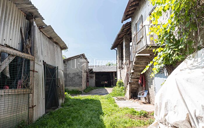 Appartamento con 6 locali in vendita in Via Aldo Moro, Molteno