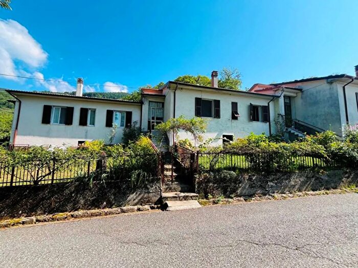 Casa con 8 locali in vendita in Adelano, Zeri
