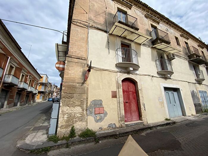 Appartamento con 7 locali in vendita in Via Colomba Scordia, Scordia