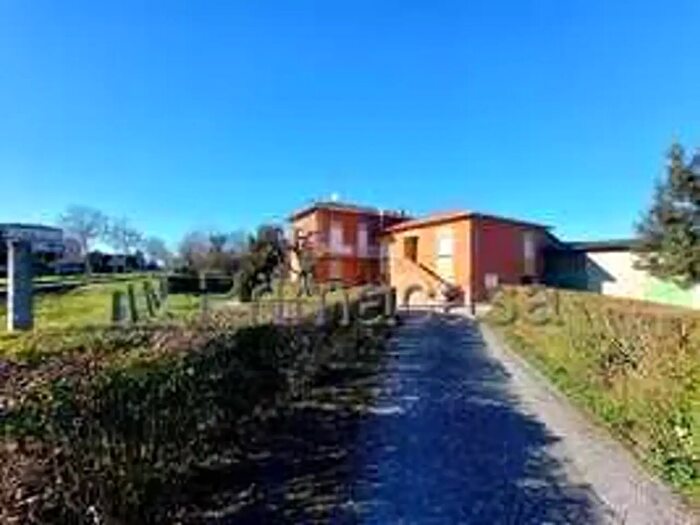 Casa con 8 locali in vendita in Via dei Martiri, Novi Di Modena