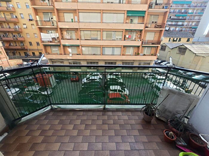 Appartamento trilocale in vendita in Via Capponi, Genova