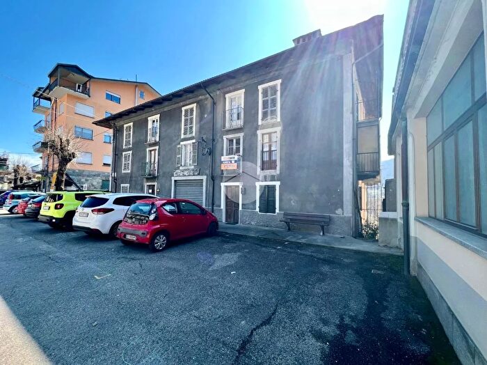 Appartamento con 7 locali in vendita in Piazza Ventiquattro Maggio, Viu