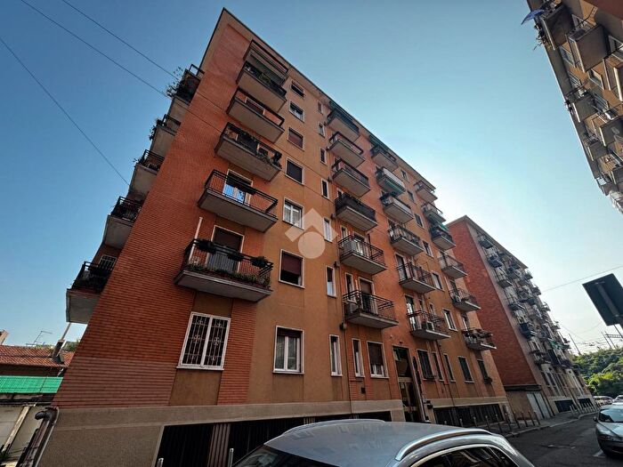 Appartamento trilocale in vendita in Via Monte Lungo, Milano