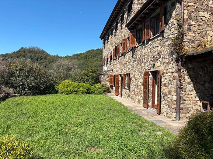 Appartamento con 6 locali in vendita in Via Antonio Giuseppe Norero, San Colombano Certenoli