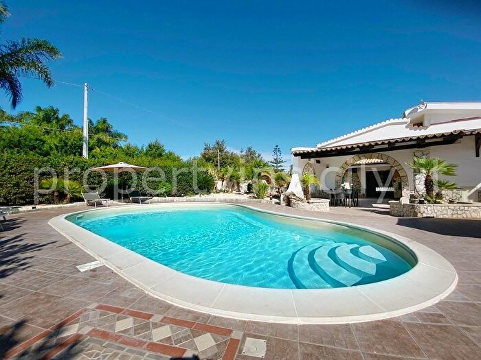 Casa con 8 locali in vendita in Siracusa