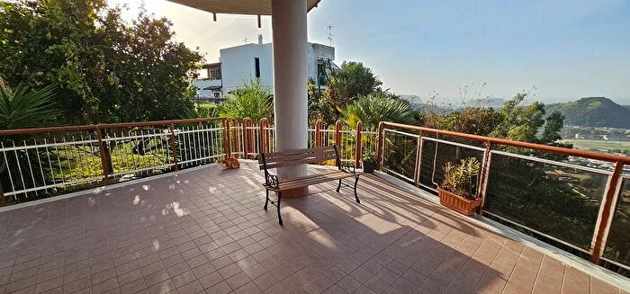 Appartamento con 5 locali in vendita in Via Euclide, Napoli